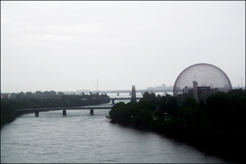 샘플레인(Champlain) 다리에서 바라본 로렌스 강(Lawrence river). 몬트리올로 넘어가는 다리들이 인상적이다. 